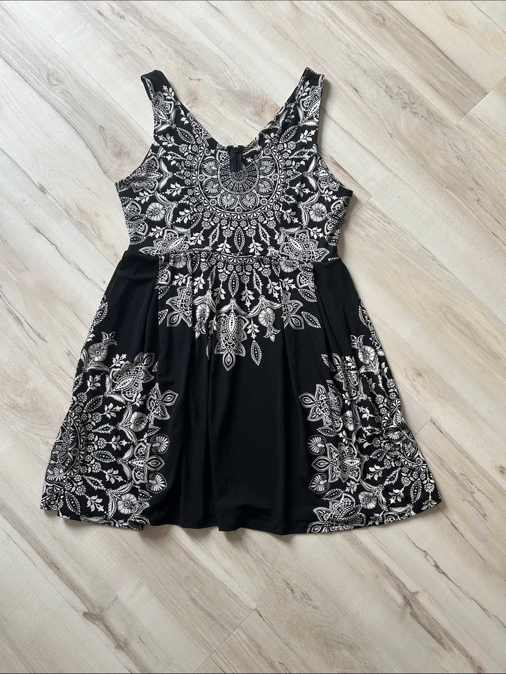 VENUS Black and White Floral Fit-and-Flare Dress
